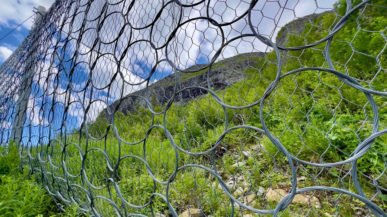 Auch wird aufgezeigt, wie der Klimawandel Steinschlag, Rutschungen, Lawinen und Hochwasser beeinflusst.