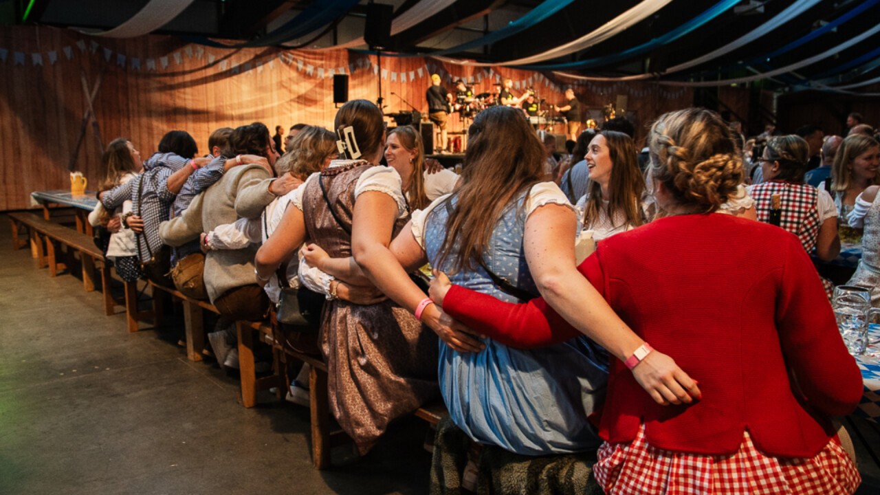 Das Oktoberfest findet erstmals in den Hallen der Messe Luzern statt.