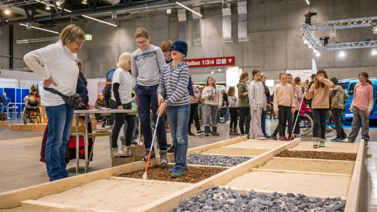 Der Mobilitätsparcour ermöglichte es den Besuchenden, Gehhilfen und Rollstühle auf verschiedenen Untergründen zu testen.