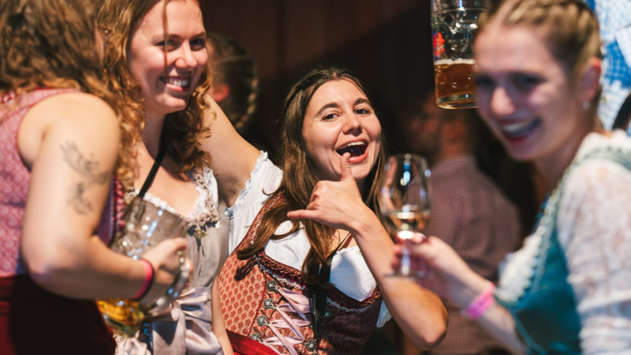 Ausgelassene Festlaune am Oktoberfest 2024 bei der Messe Luzern.